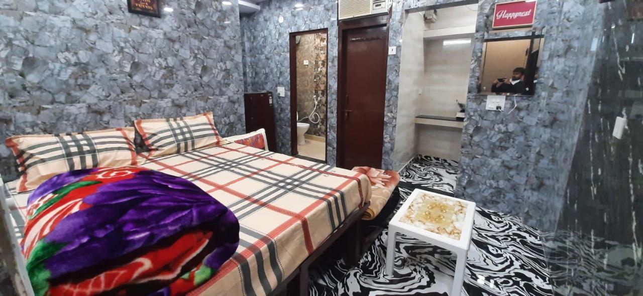 Aggarwal Luxury With Private Kitchen Washroom And Balcony Along With Fridge, Ac, Android Tv, Wifi In Main Lajpat Nagar