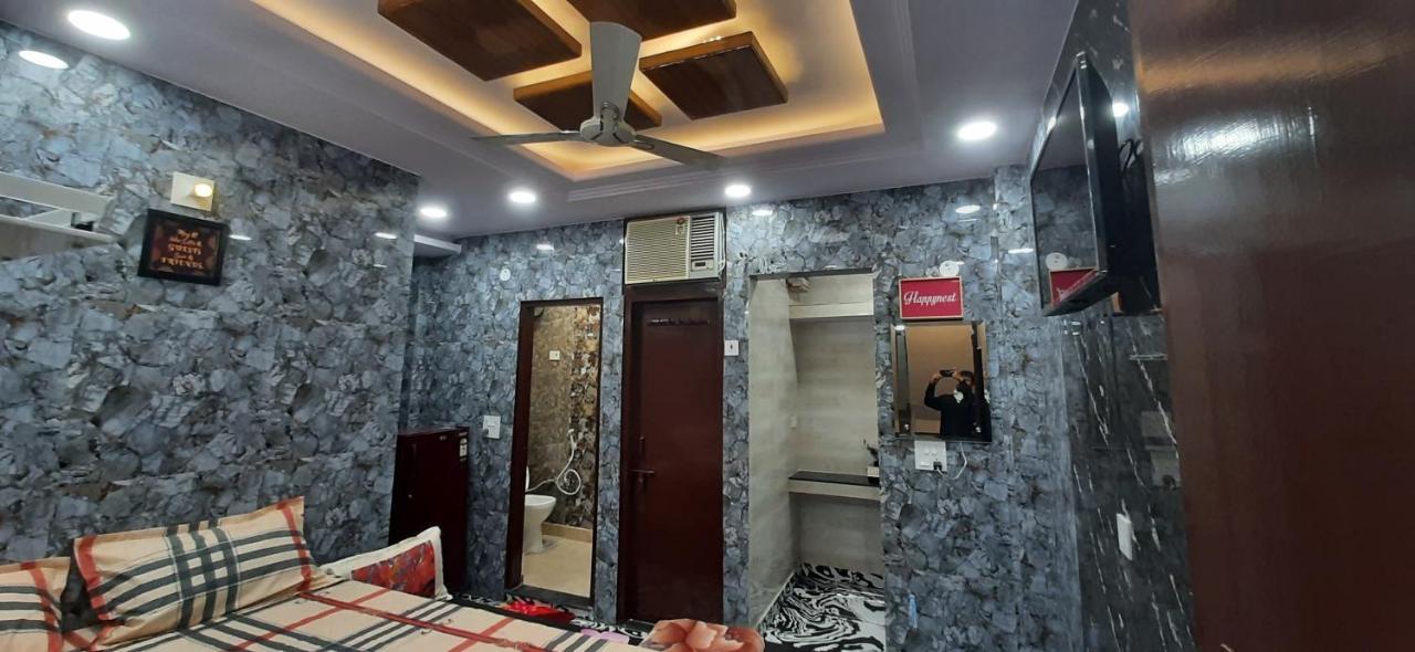 Aggarwal Luxury With Private Kitchen Washroom And Balcony Along With Fridge, Ac, Android Tv, Wifi In Main Lajpat Nagar