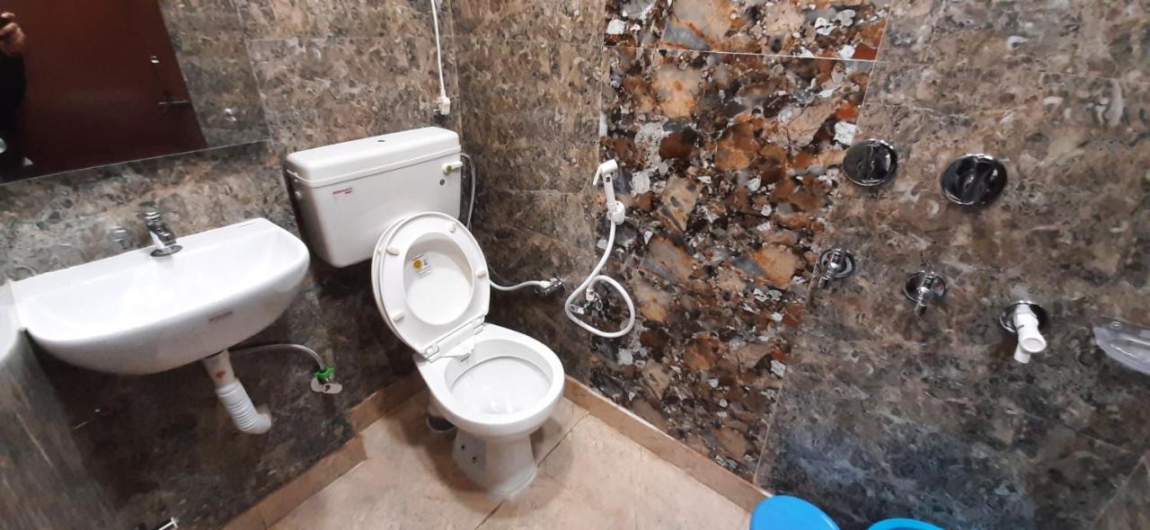 Maison d'hôtes Aggarwal Luxury With Private Kitchen Washroom And Balcony Along With Fridge, Ac, Android Tv, Wifi In Main Lajpat Nagar